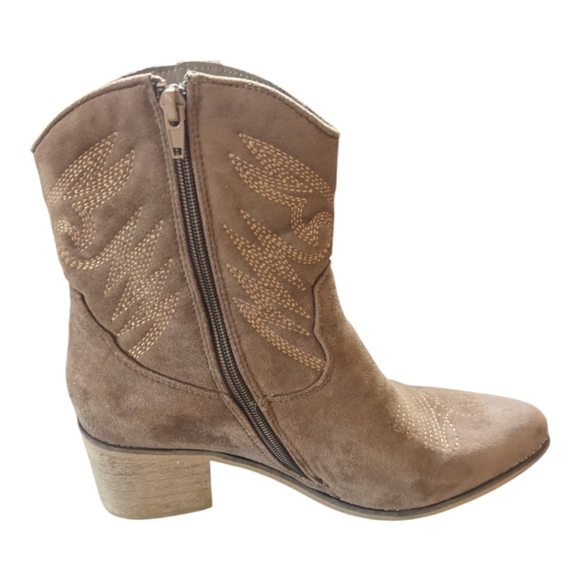 SALE! 💞Nelly Suede Boot in Taupe, Altar'd State | 8 - Picture 2 of 6